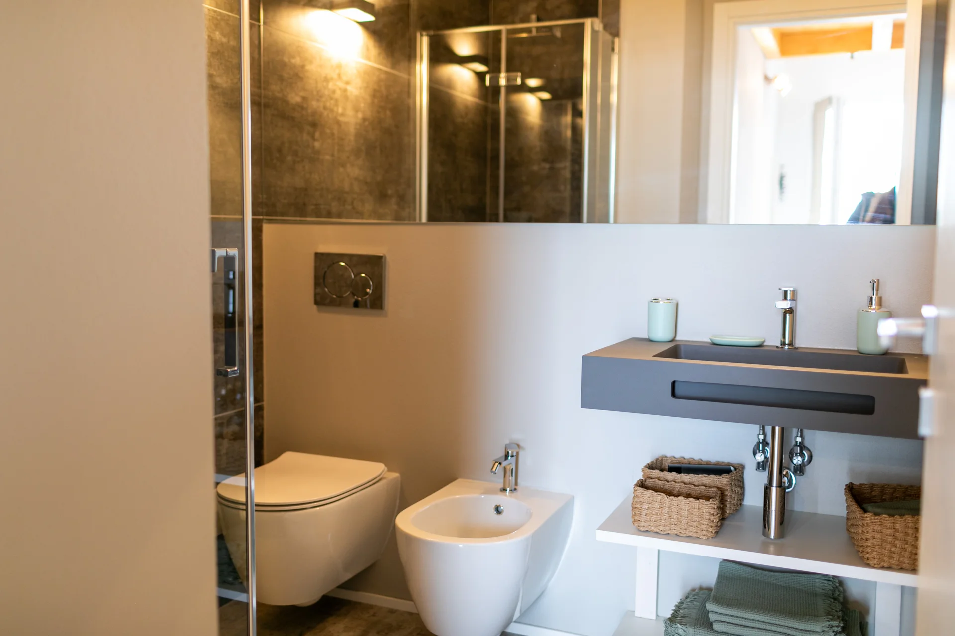 Bagno privato con lavabo e doccia