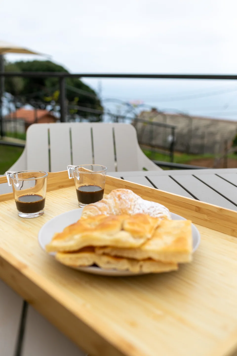 Caffè e colazione sul tavolino esterno con vista sul mare