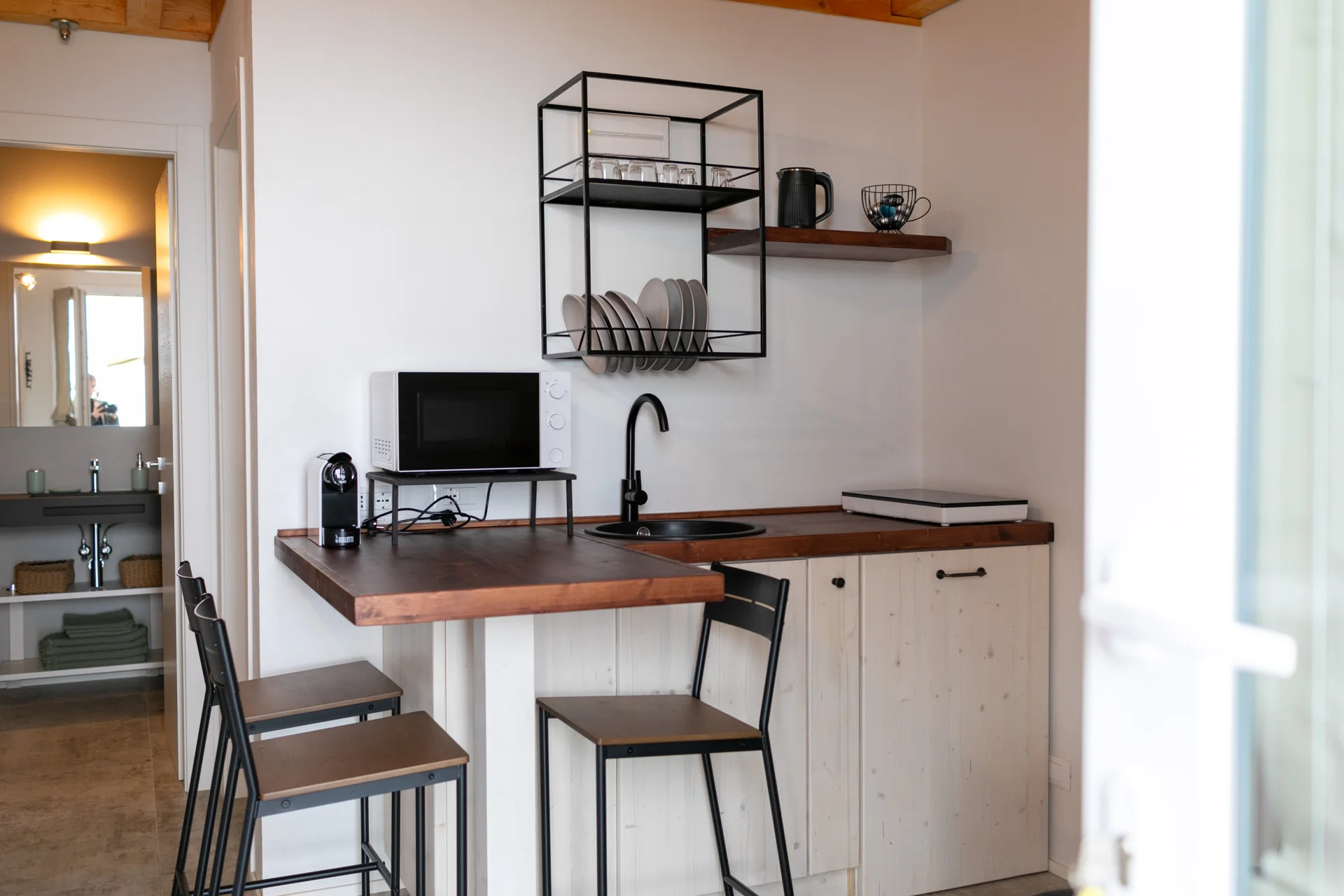 Cucina attrezzata con tavolo e scaffali